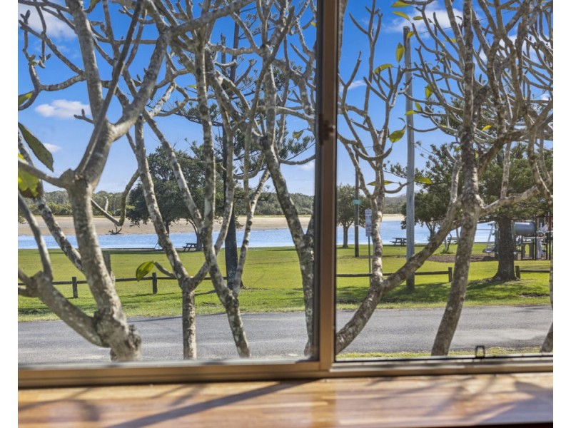 6 Lawson Street, Red Rock NSW 2456
