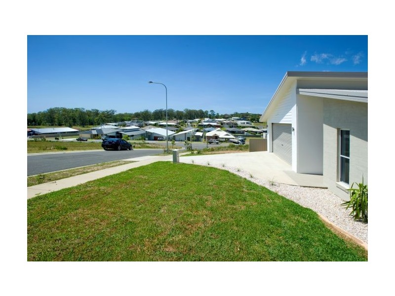 5 Helmsman Close, Safety Beach NSW 2456