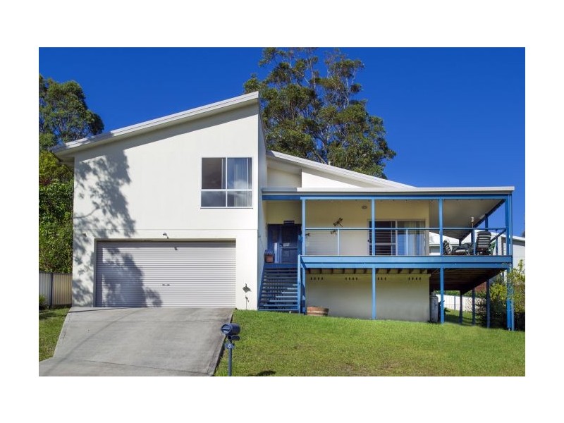 8 McPhee Close, Woolgoolga NSW 2456