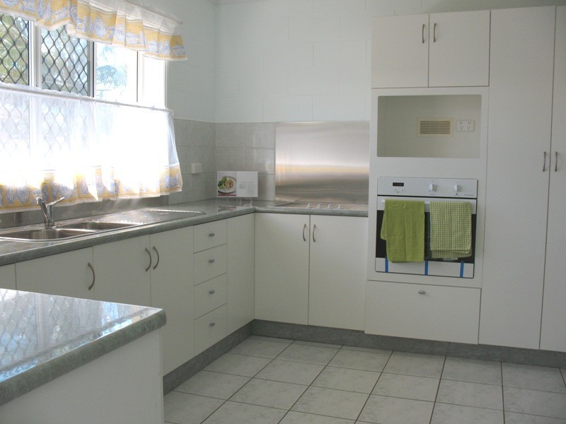 Unit 2  / 15 Keswick Avenue, Slade Point QLD 4740