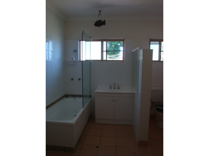 1 Rassmussen Avenue, Salonika Beach QLD 4740