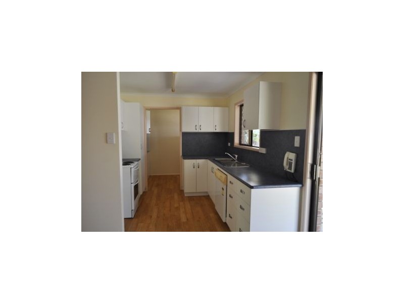 2 Grosvenor Place, West Mackay QLD 4740