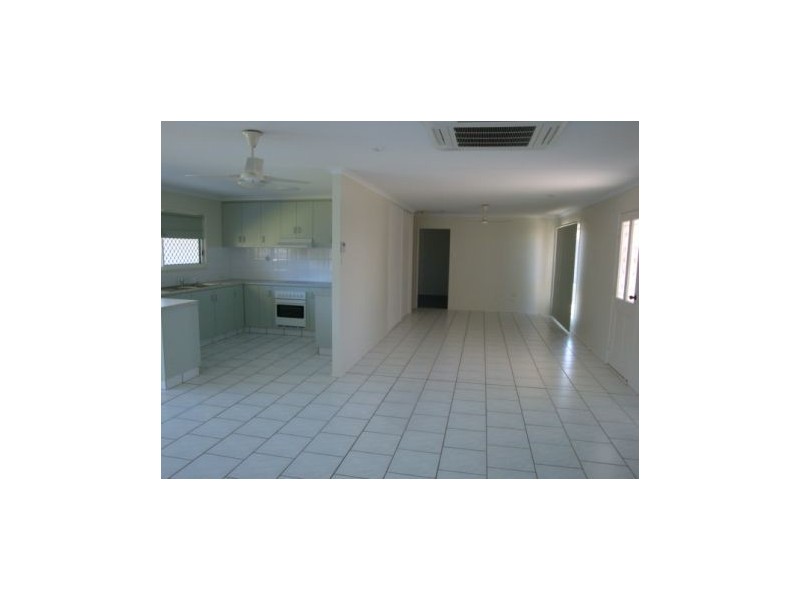 2/33 Frank Cowley Drive, Glenella QLD 4740