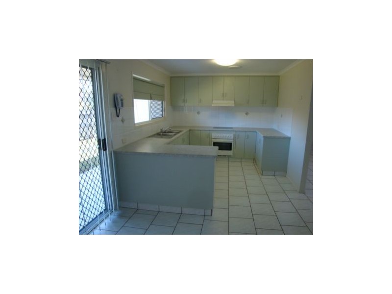 2/33 Frank Cowley Drive, Glenella QLD 4740