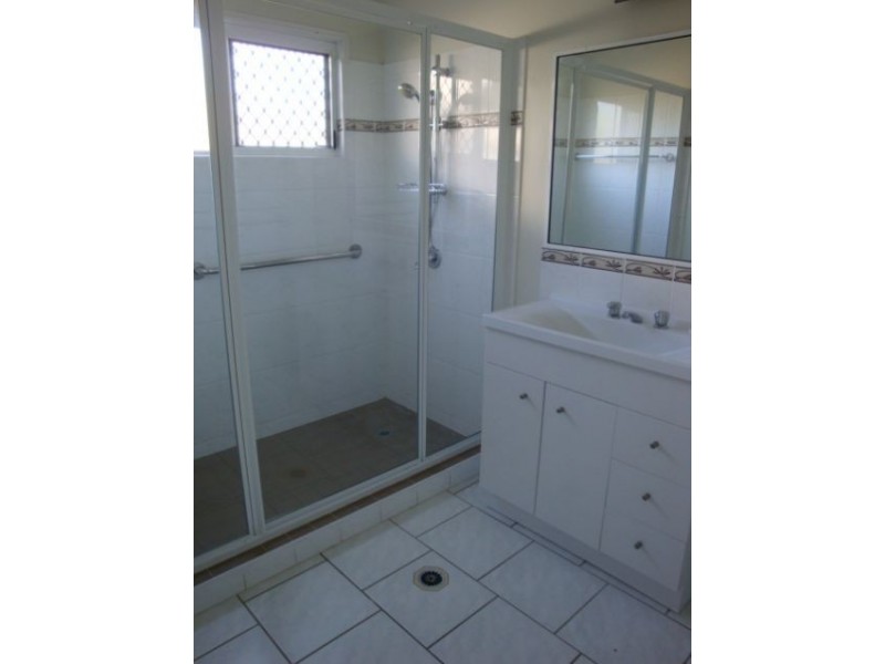 2/33 Frank Cowley Drive, Glenella QLD 4740