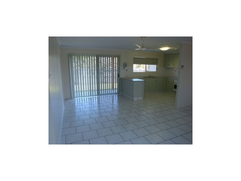 2/33 Frank Cowley Drive, Glenella QLD 4740