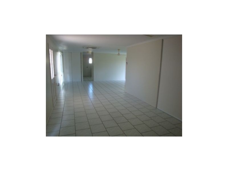 2/33 Frank Cowley Drive, Glenella QLD 4740