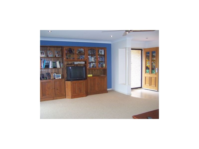 8 Fleetwood Crt, Sarina QLD 4737