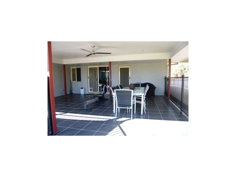 8 Sam Bezzina Dr, Beaconsfield QLD 4740