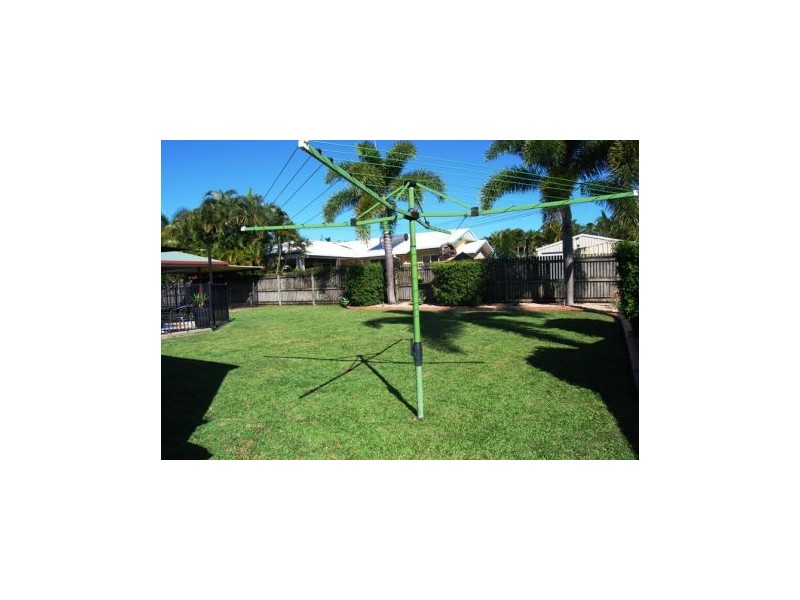 8 Sam Bezzina Dr, Beaconsfield QLD 4740