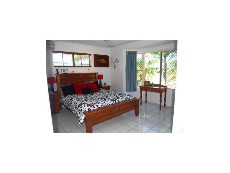 8 Sam Bezzina Dr, Beaconsfield QLD 4740