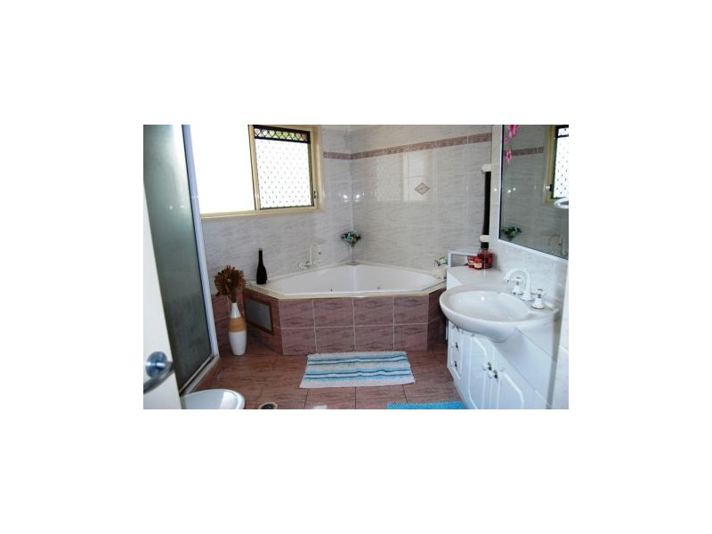 6 Hayman Crt, Bucasia QLD 4750