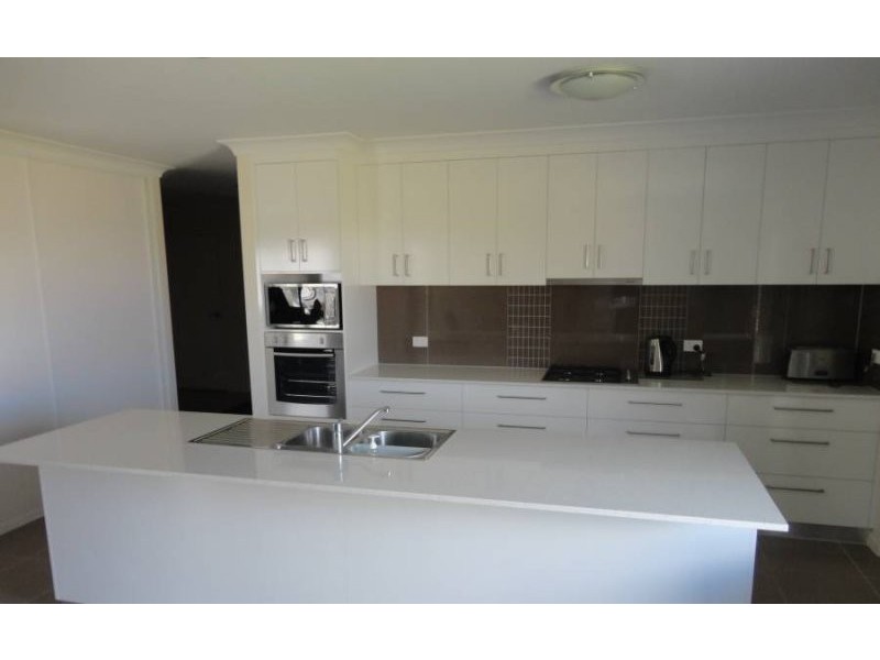 19 Amelia Drive, Mirani QLD 4754