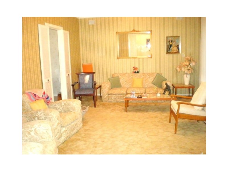 10 VALMAY AVE, Picnic Point NSW 2213