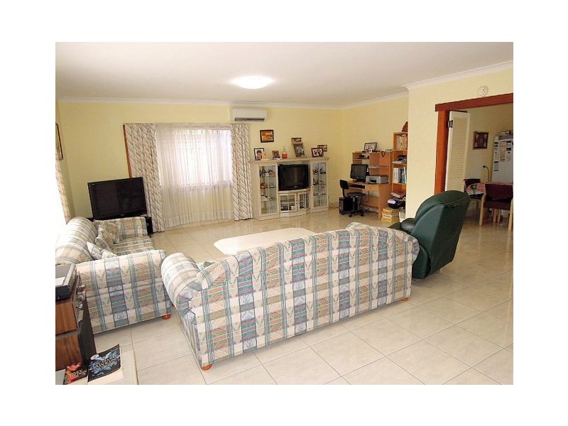 15 BURNS RD, Picnic Point NSW 2213