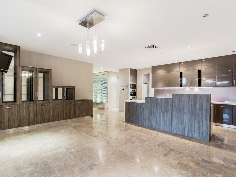 3028 The Boulevarde, Benowa QLD 4217