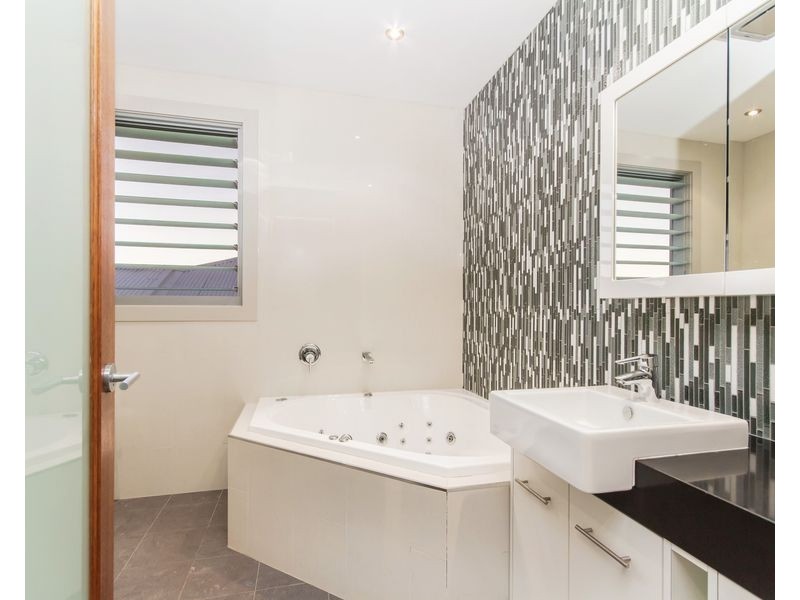 3028 The Boulevarde, Benowa QLD 4217