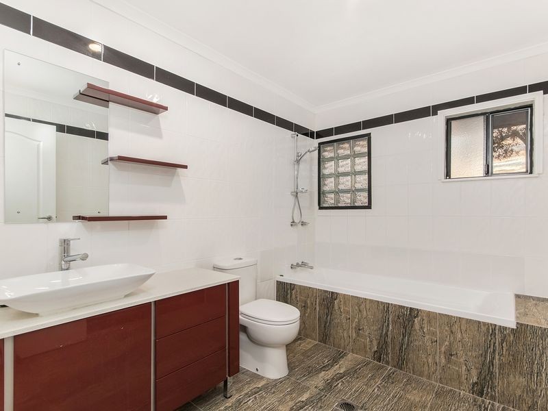 4 Harneil Place, Carrara QLD 4211