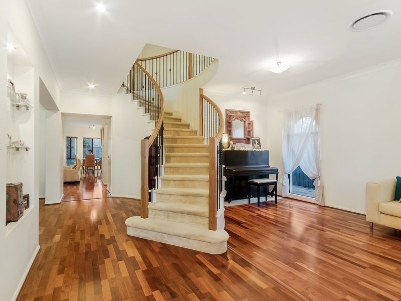 124 Crestwood Drive, Molendinar QLD 4214
