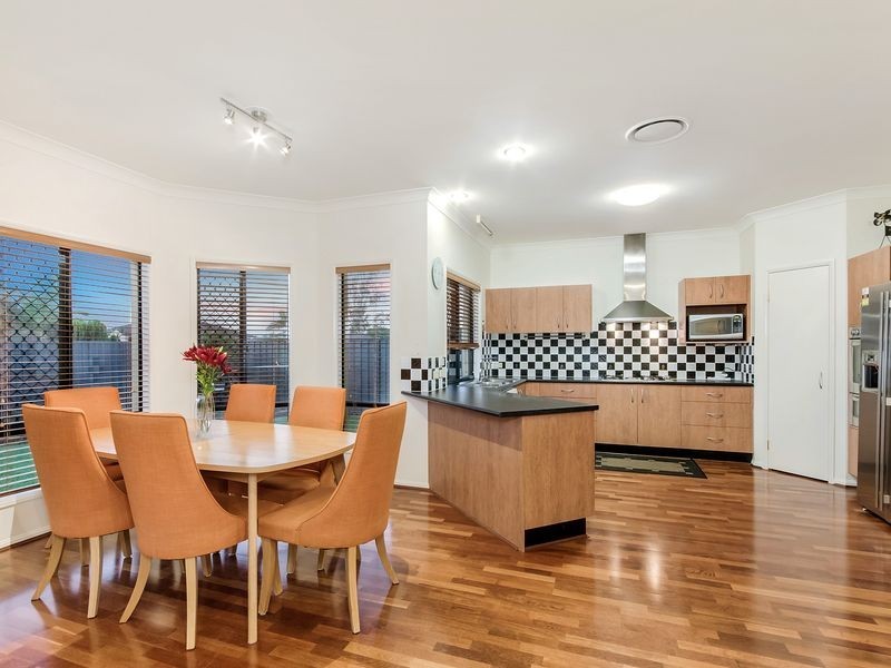 124 Crestwood Drive, Molendinar QLD 4214