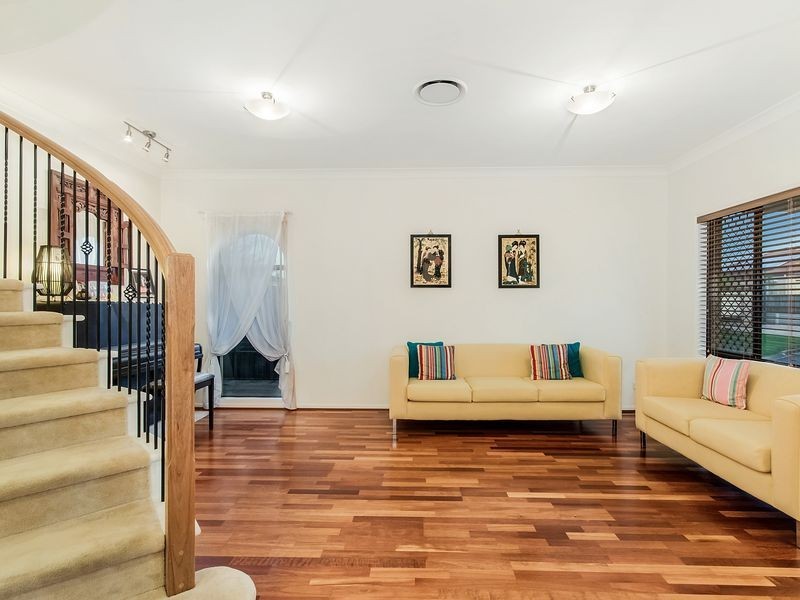 124 Crestwood Drive, Molendinar QLD 4214