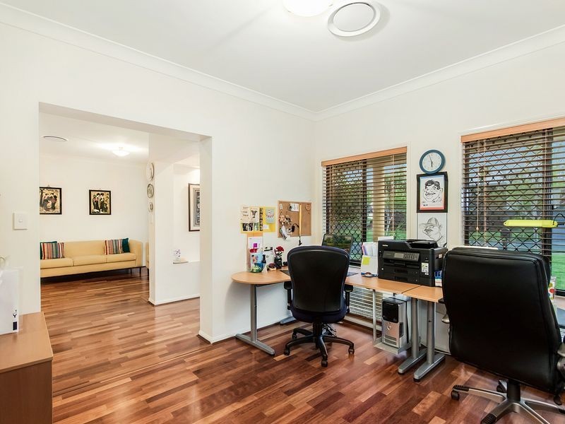 124 Crestwood Drive, Molendinar QLD 4214