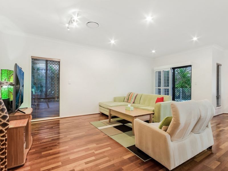 124 Crestwood Drive, Molendinar QLD 4214