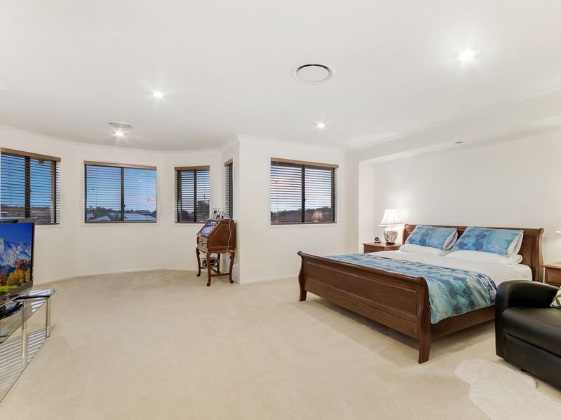 124 Crestwood Drive, Molendinar QLD 4214