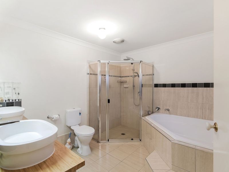 124 Crestwood Drive, Molendinar QLD 4214