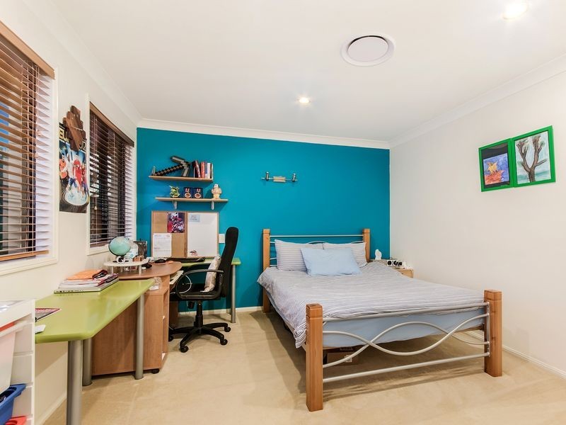 124 Crestwood Drive, Molendinar QLD 4214