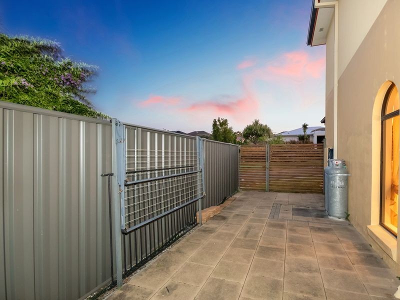 124 Crestwood Drive, Molendinar QLD 4214