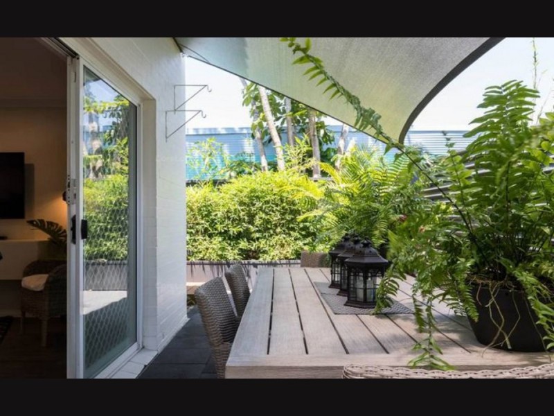 2 / 54  Darrambal Street, Chevron Island QLD 4217