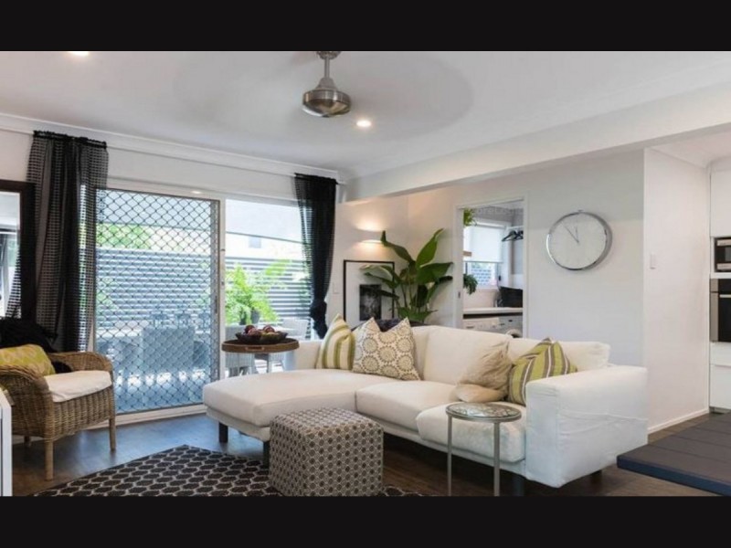 2 / 54  Darrambal Street, Chevron Island QLD 4217