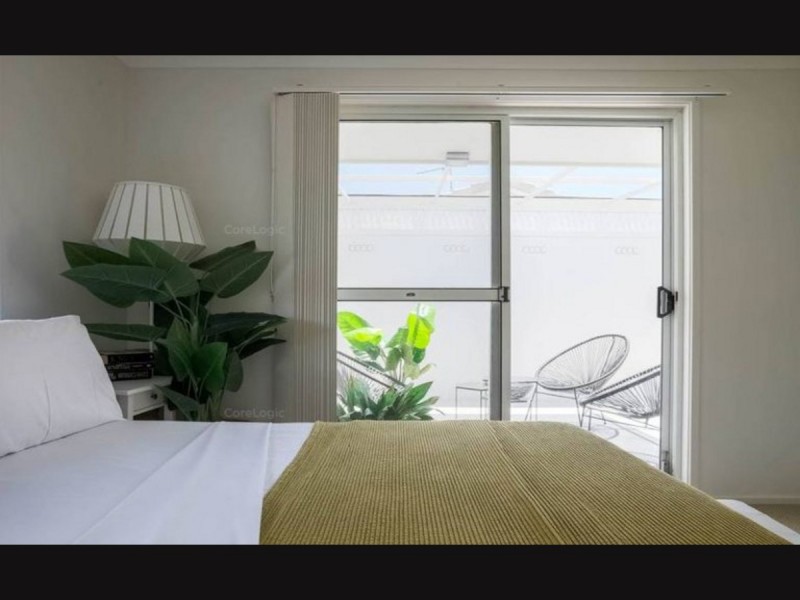 2 / 54  Darrambal Street, Chevron Island QLD 4217