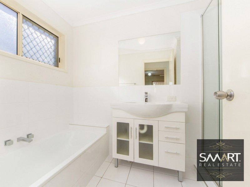 1/9 Melanie place, Labrador QLD 4215