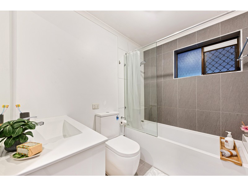 4 FREDA STREET, Ashmore QLD 4214