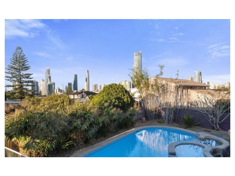 8 Valencia Avenue, Isle Of Capri QLD 4217