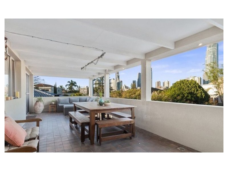 8 Valencia Avenue, Isle Of Capri QLD 4217