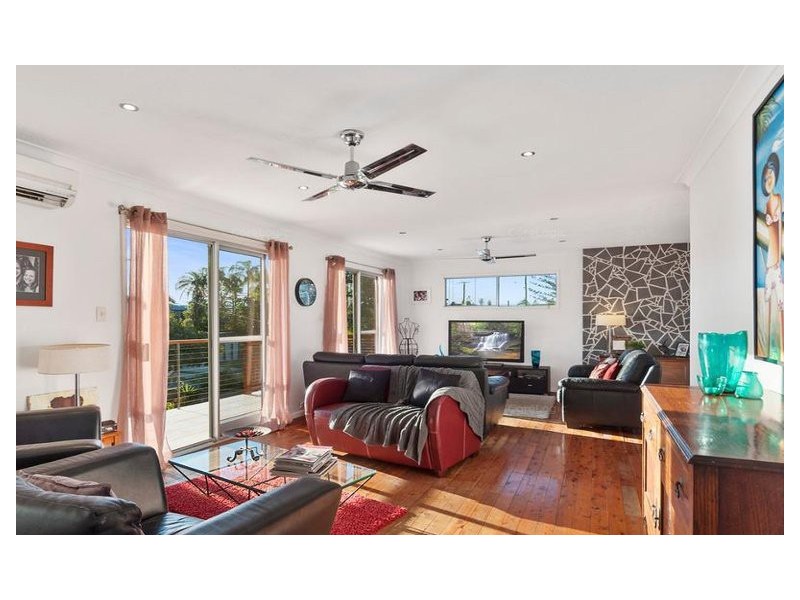 8 Valencia Avenue, Isle Of Capri QLD 4217