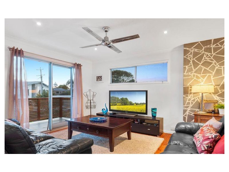 8 Valencia Avenue, Isle Of Capri QLD 4217