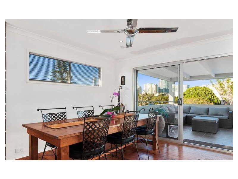 8 Valencia Avenue, Isle Of Capri QLD 4217