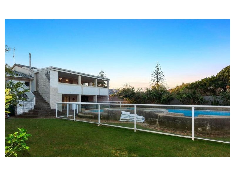 8 Valencia Avenue, Isle Of Capri QLD 4217