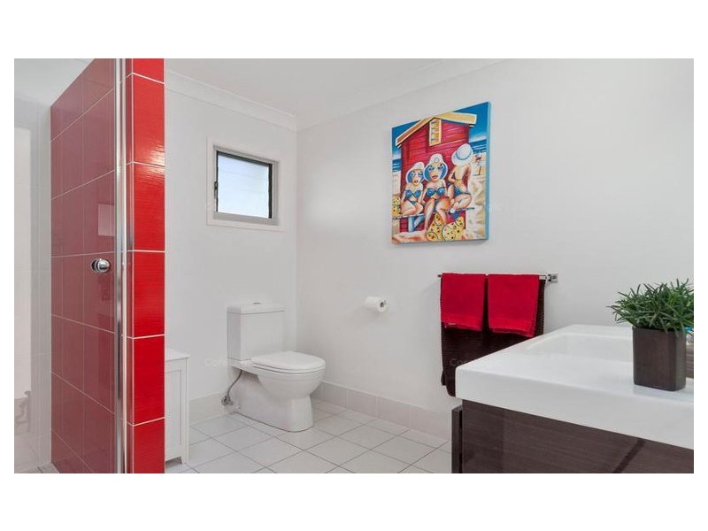 8 Valencia Avenue, Isle Of Capri QLD 4217