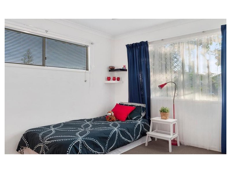 8 Valencia Avenue, Isle Of Capri QLD 4217