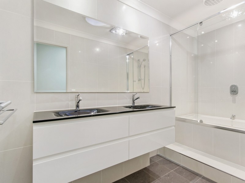 2/11 Rathbone Place, Labrador QLD 4215