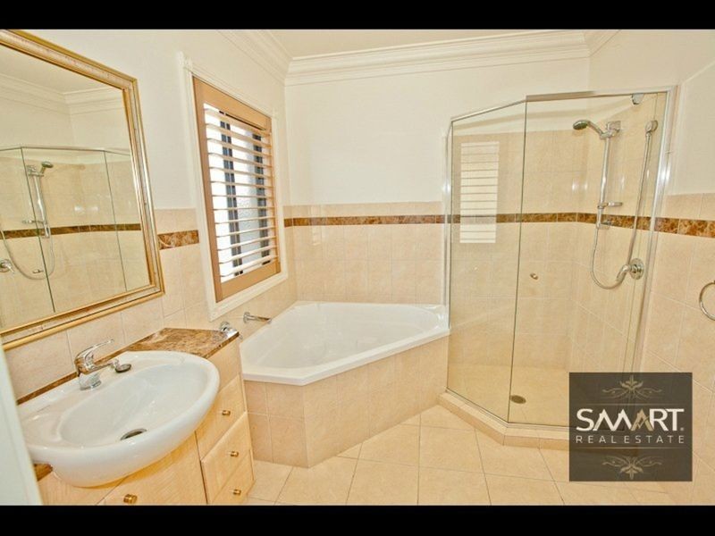 121 Edinburgh Road, Benowa Waters QLD 4217