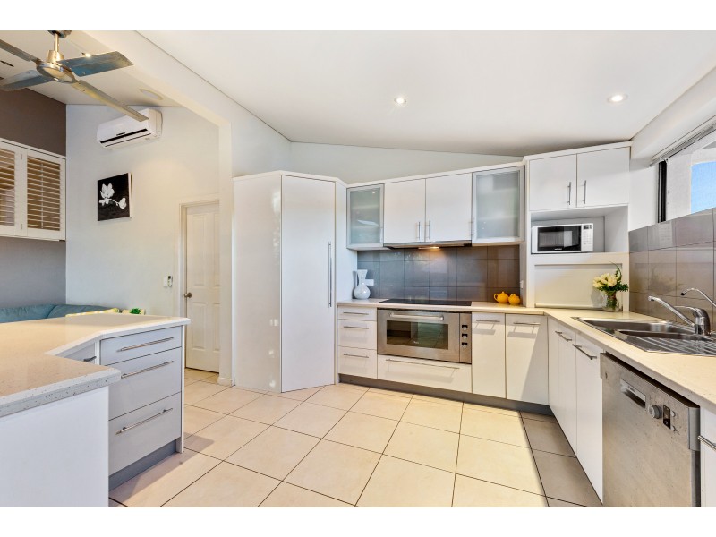 35 Tambourah Drive, Benowa QLD 4217
