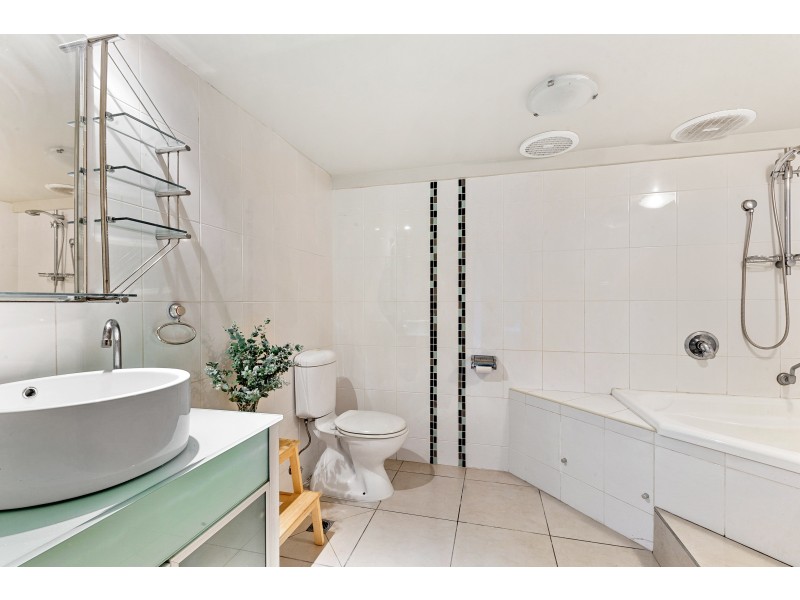 35 Tambourah Drive, Benowa QLD 4217