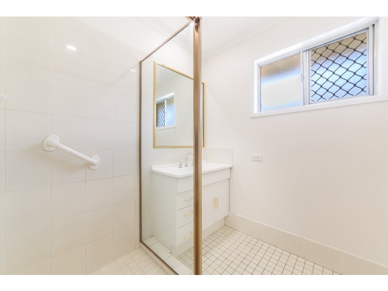 1/20 Parneno Street, Chevron Island QLD 4217