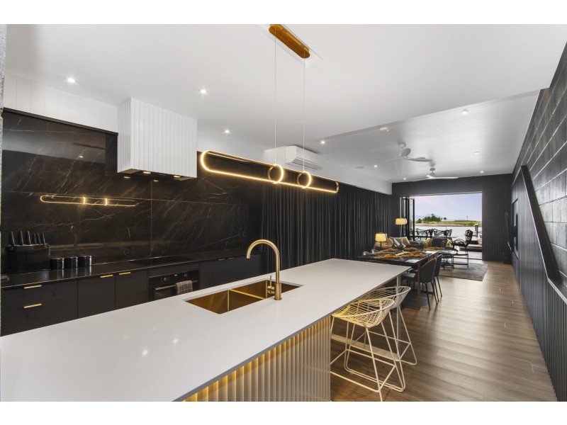 2/9 Terrace Place, Nelly Bay QLD 4819